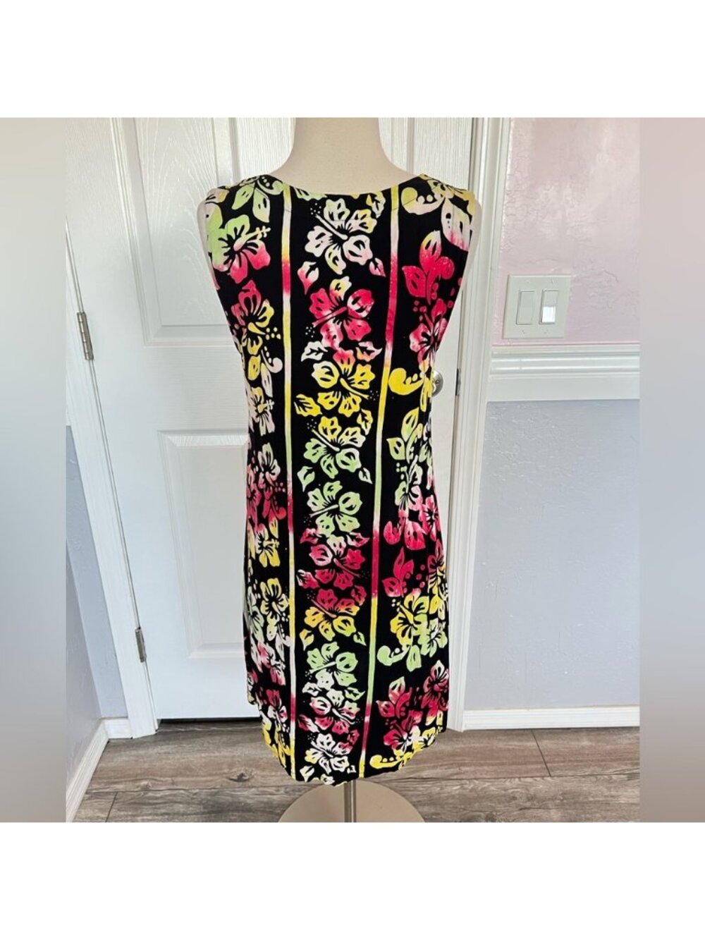 Black Hawaiian Dress with Colorful Flowers Size 1 100% Rayon (4-6) - Picture 6 of 15